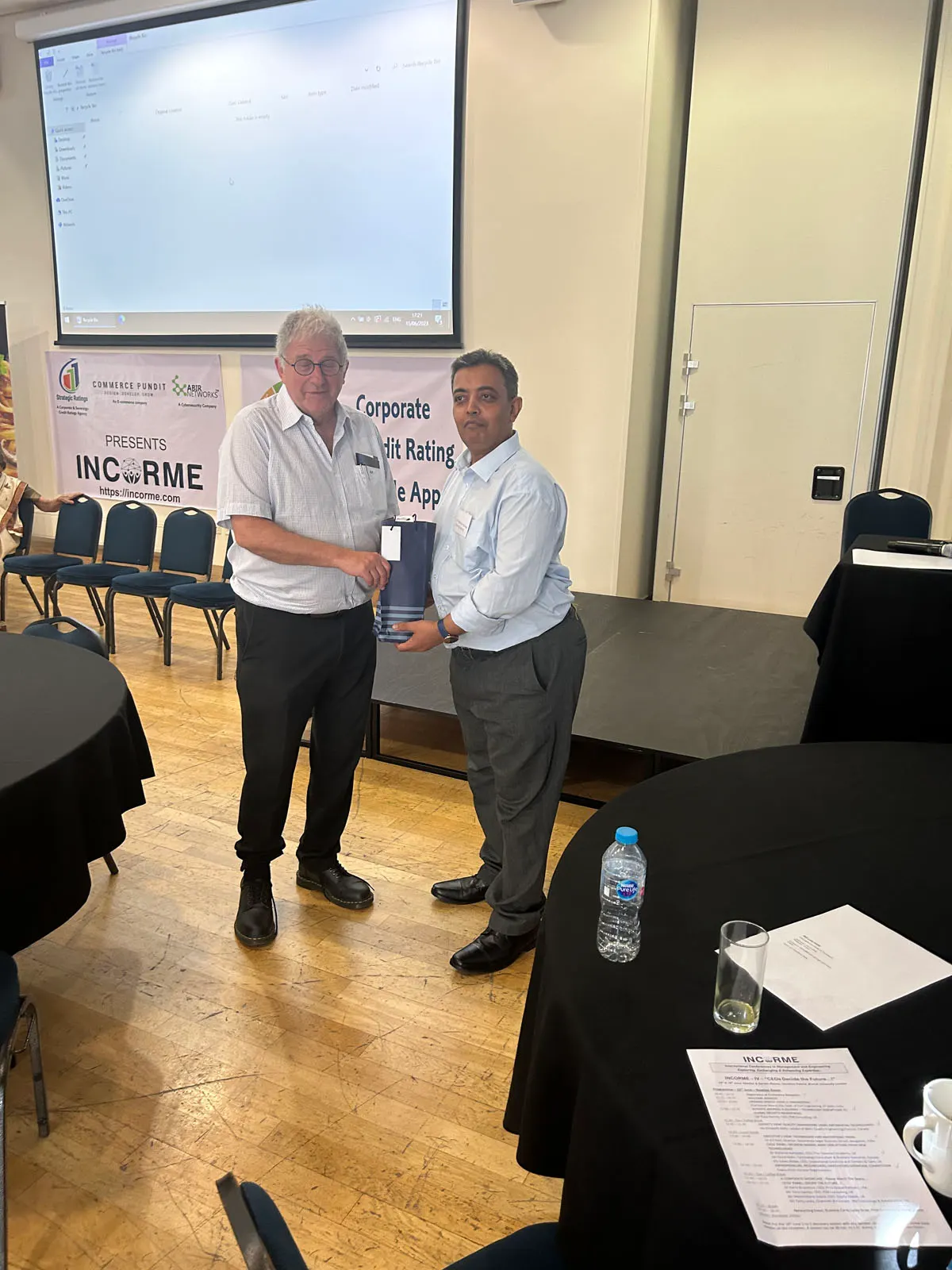 Dr Colin Lawrence receivng prize for Commmendable contribution (from Audience) from INCORME Founder Dr Vishvesh