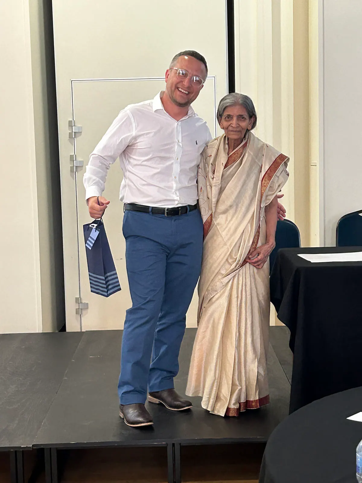 CEO Terry Lewis getting Business Card Lucky Prize from CEO24X7 Founder Pravina Pathak