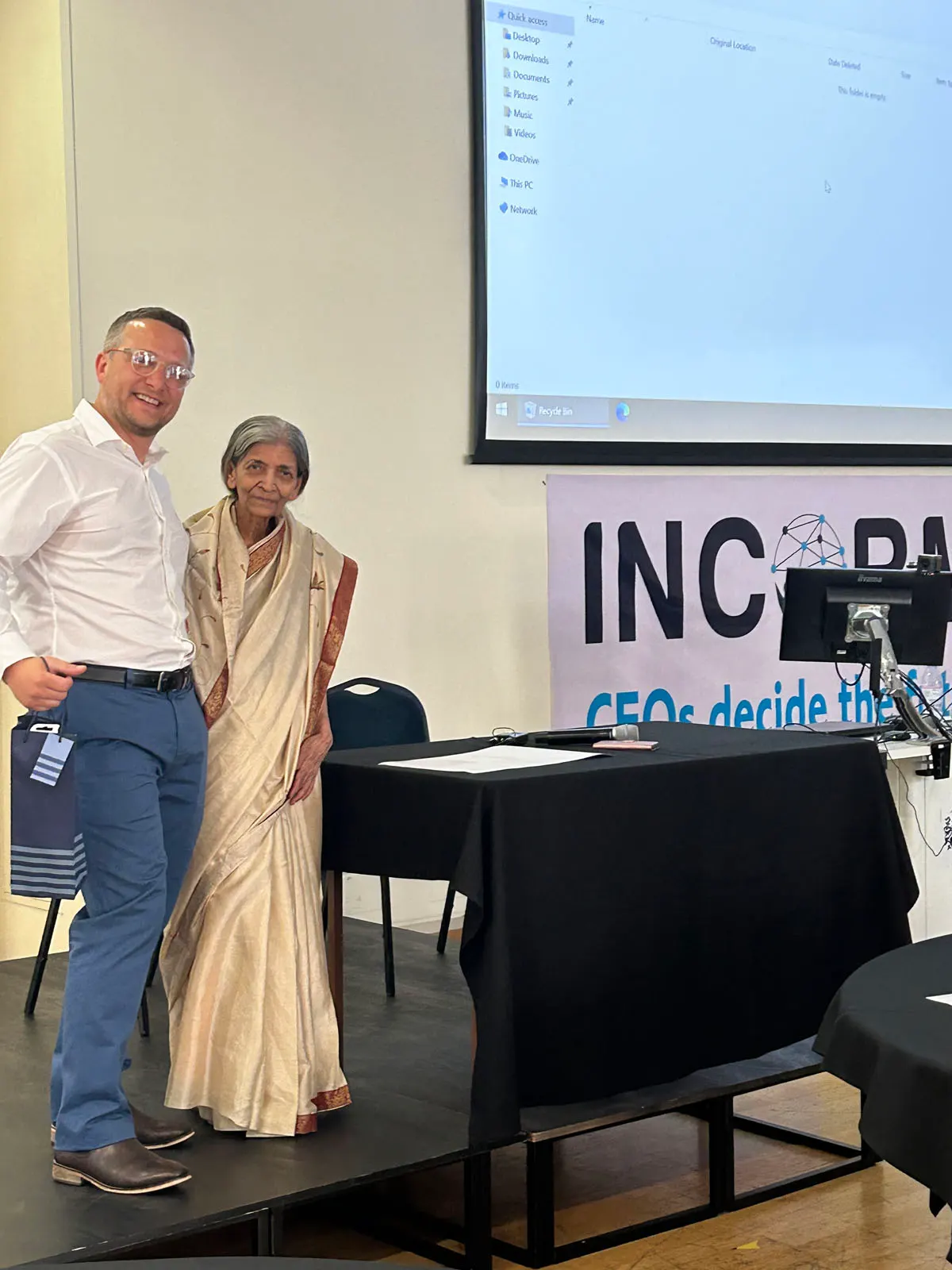 3Gi Tech CEO Mr Lewis receiving business cards lucky draw prize from Pravina Pathak CEO24X7 Founder